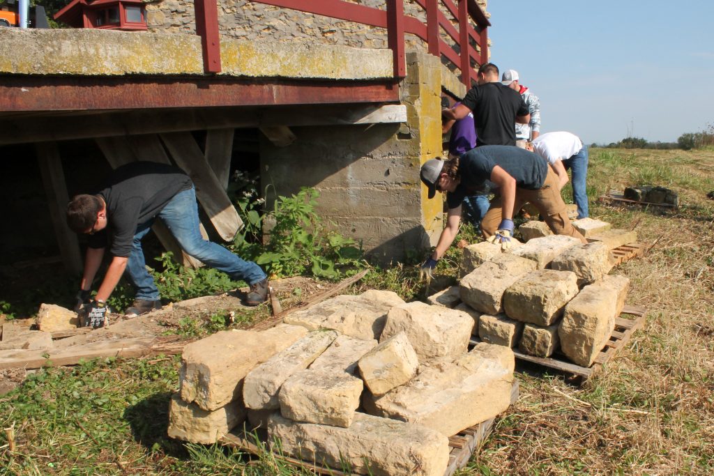 Student Volunteers at Midway Barn. Photo by Dale Aspinal. Encouraging Volunteerism Among Future Trades Workers